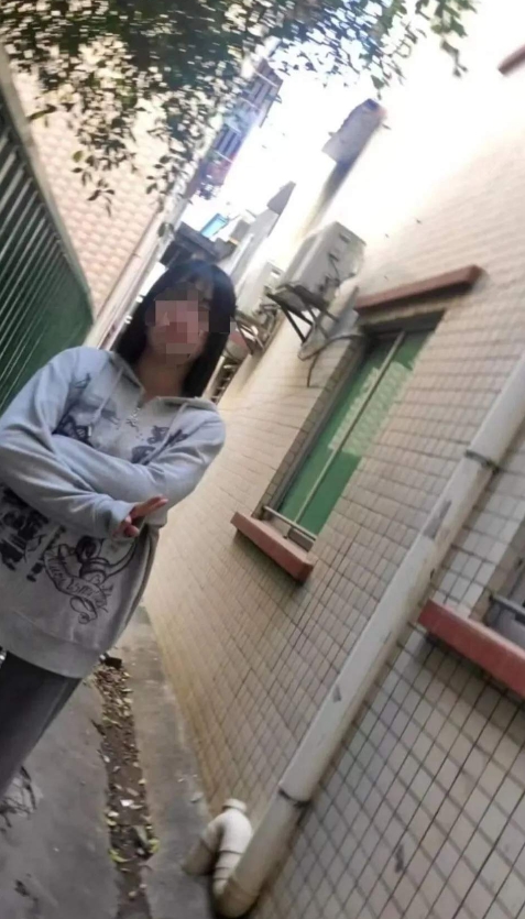 一个不认识的学生向我微笑，为什么伸手比Y