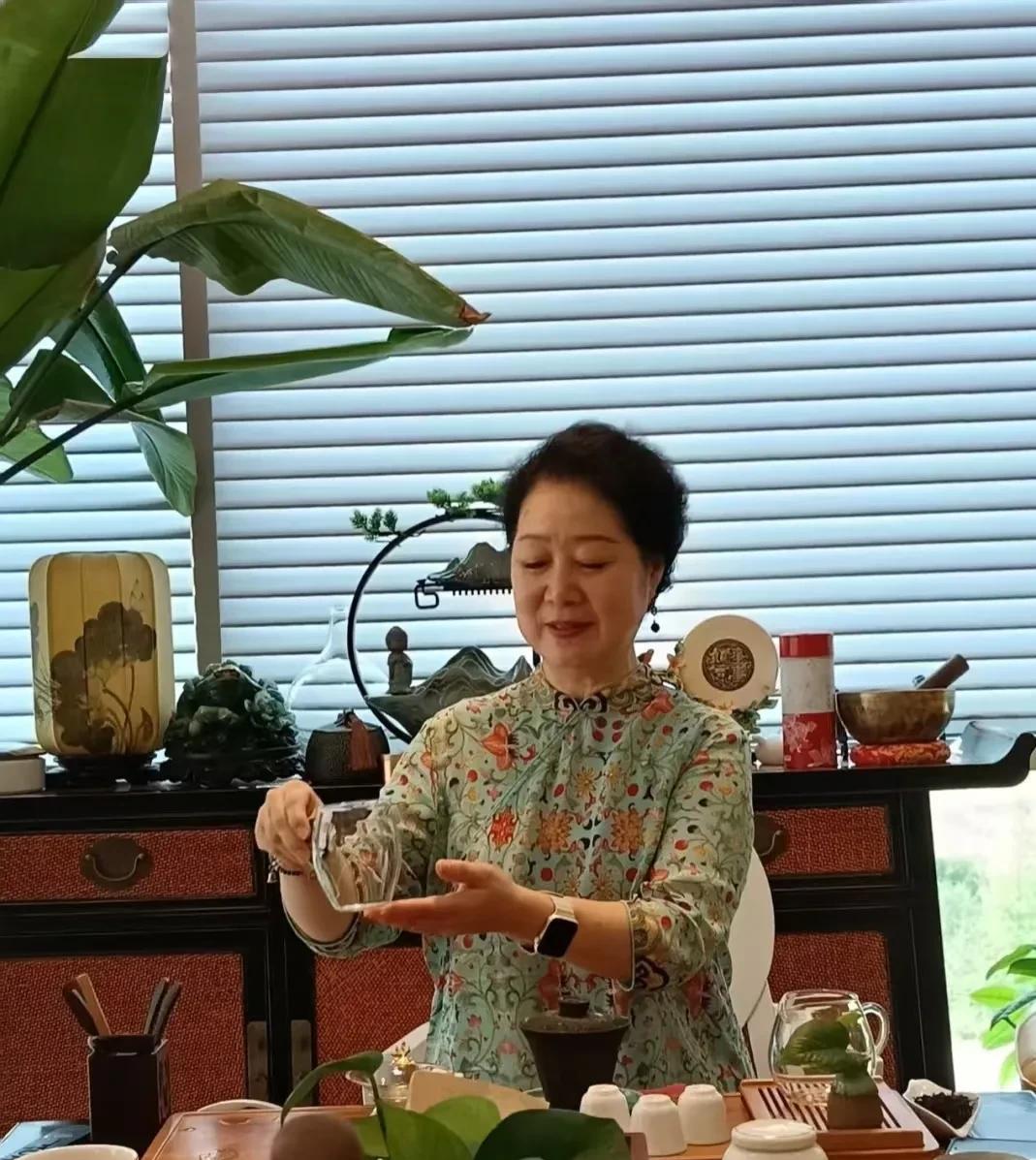 邻居阿姨好优雅
昨天下午应邀去她家
她在家也打扮的很精致。
碎花连衣裙搭黑色披肩