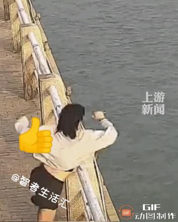 “眼泪哗哗啊”！福建，一女子情绪失控，一跃而下跳海轻生，警察奋不顾身，立刻套上游