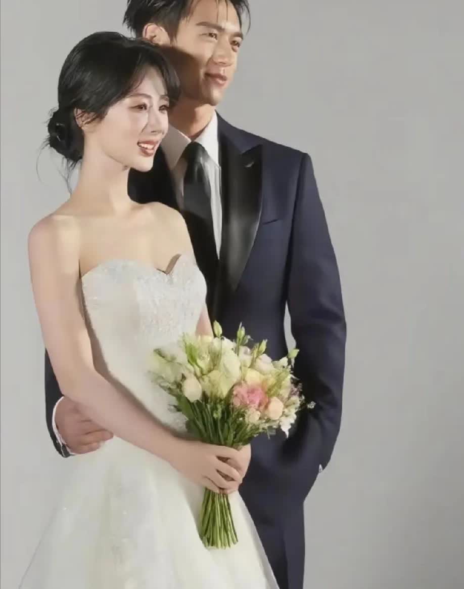 啊啊啊家人们谁懂啊！刷到杨紫和李现这套“锦绣芳华”主题的婚纱照，我直接在床上扭成