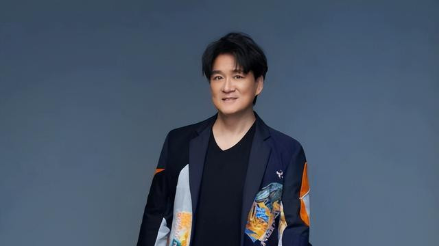 很多人笑周华健和老婆像母子，可周华健却宠了她38年，她有何魅力
