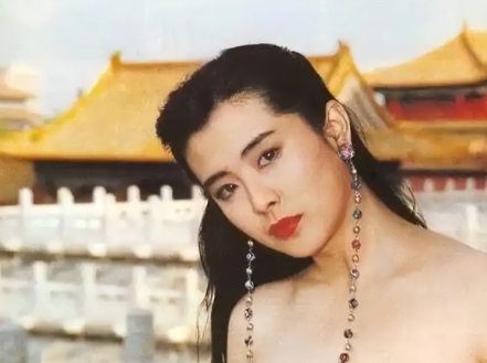 1990年，王祖贤第一次去北京拍广告，片酬200万。坐出租车时她给司机5块钱，司