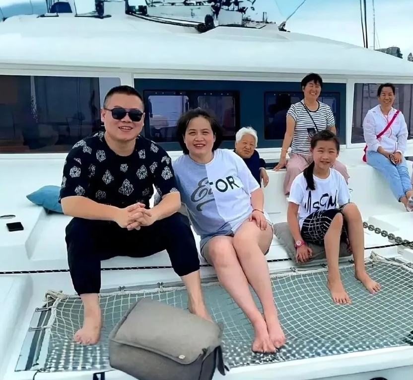 岳云鹏开了演唱会，不少人质疑他一个说相声的，凭啥比歌星的票价还高。岳云鹏带着全家