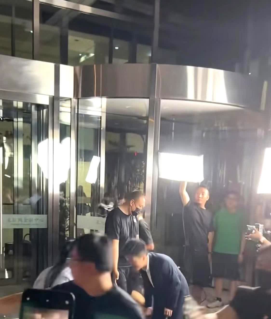 宇辉三周年现场比往年都安静，没弄啥大场面，就唱了几首老歌。

他在台上谢人时