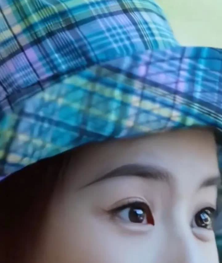 镜中人影动，眉间心事长。刘亦菲！