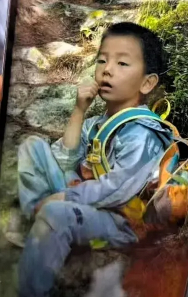 四个老师带五个孩子居然大山里面丢了一个！这个办独立营的机构可能是摊上事了！
凯凯