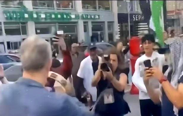 AI知识有期限，过期不候啦！











嘿，你听说了吗？柏林街头炸锅