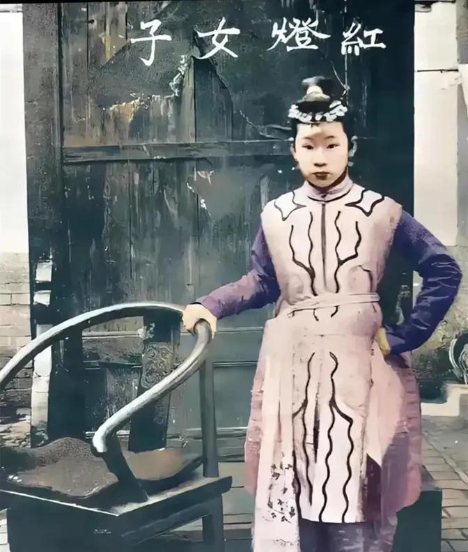1900年，“黄莲圣母”不幸被八国联军抓获。
天津卫的秋风吹得紧，紫竹林租界的洋