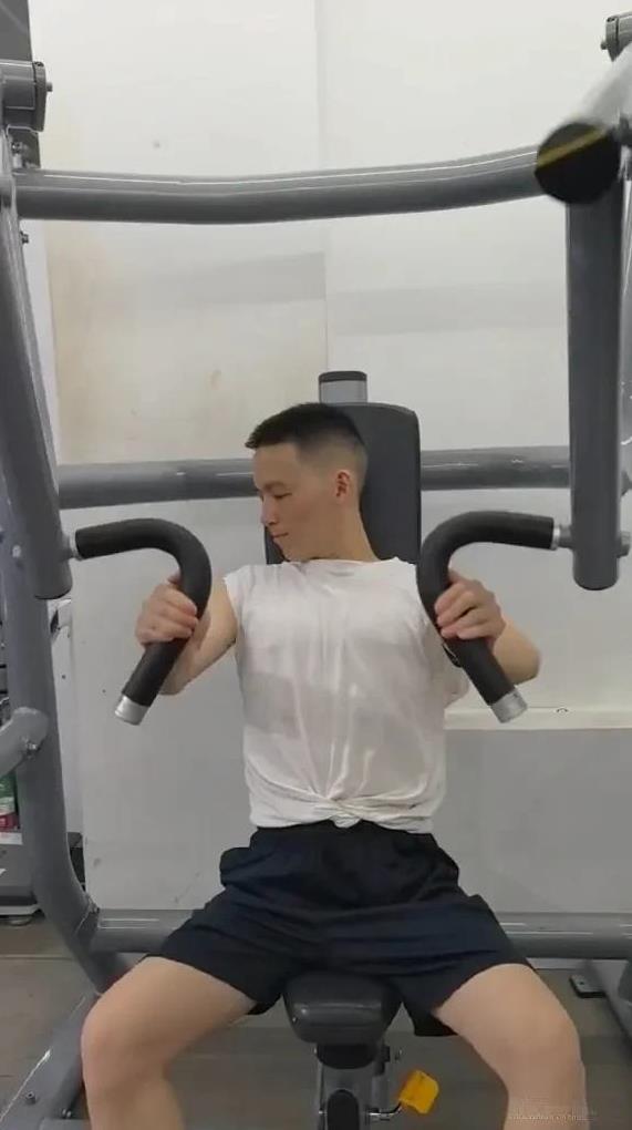 谢浩男晒健身视频，我却被评论区的丈母娘们吸引了[呲牙]
看来大家都喜欢谢浩男这个