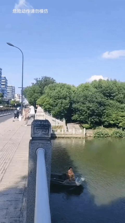 男子桥上撒网捕鱼，没想到正好网住路过船上的人[惊呆]