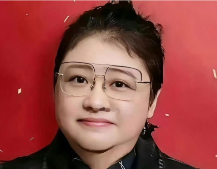 韩红自曝年少时竟是校花，扒出她18岁的旧照一看，果真所言非虚！