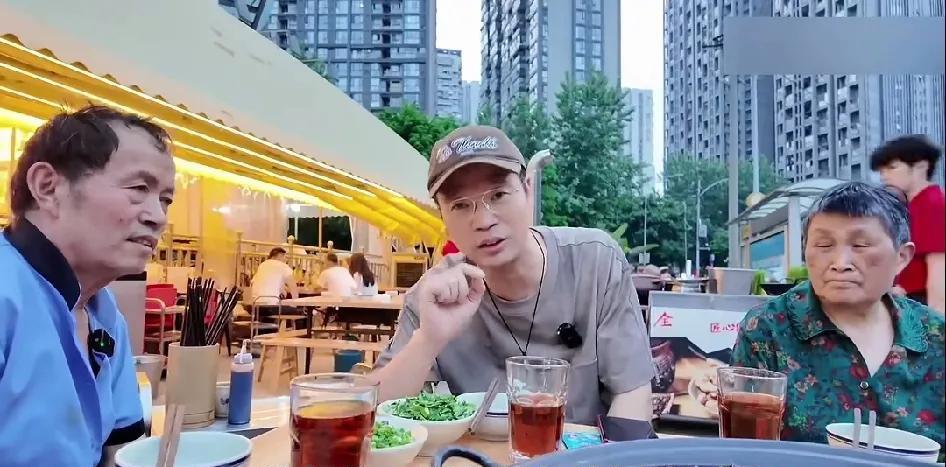 明星效应就应该发挥在这种为民办事的社会之事来，第一次见到王迅这个中年大叔的魅力。