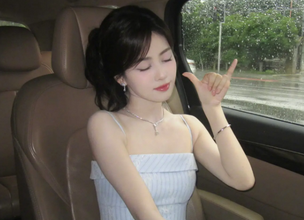 白鹿晒<临江仙>剧组聚会照 与曾舜晞合照吸睛