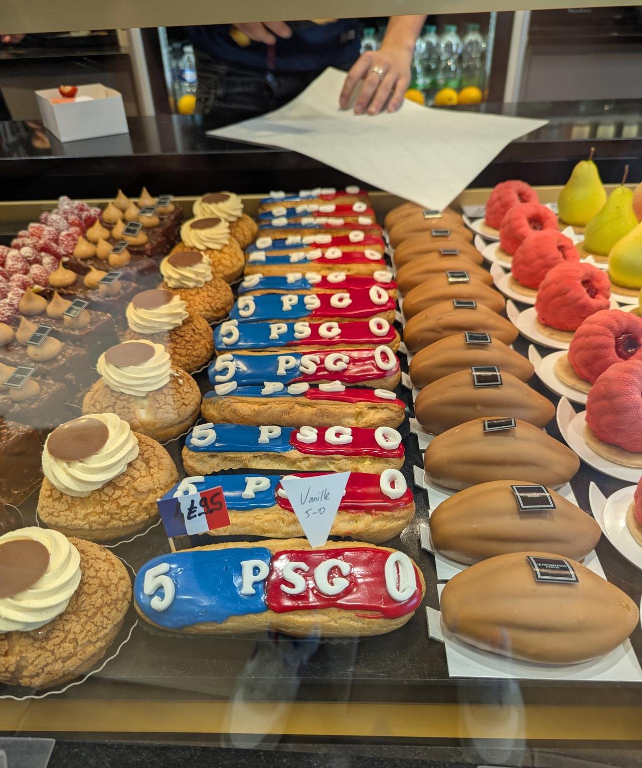 这张照片在社交媒体传的挺广的，巴黎糕点店庆祝欧冠
欧冠决赛过去一段时间了，这场巴