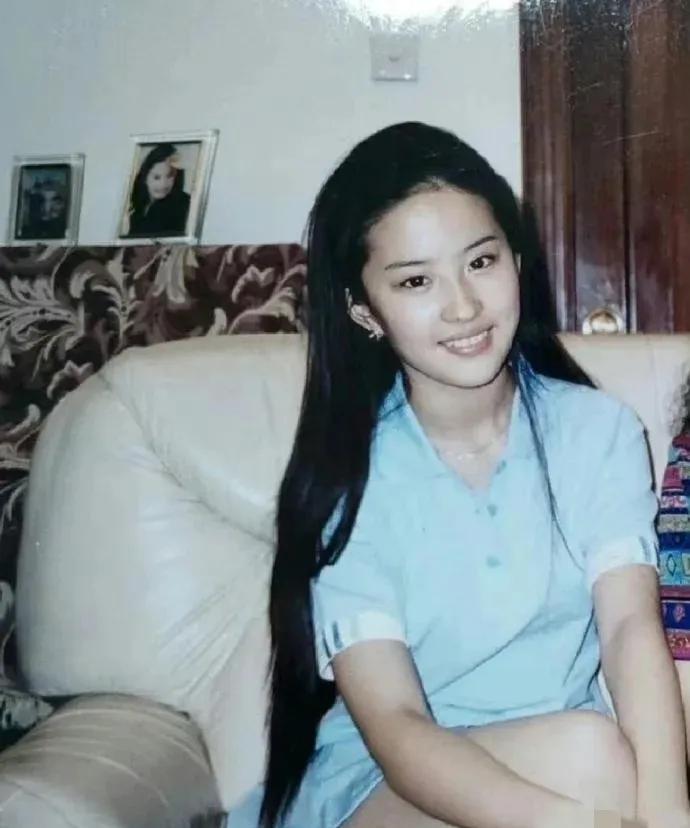 颜值巅峰的刘亦菲有多美，这两张照片很有代表性，五官无可挑剔，气质古典优雅。#明星