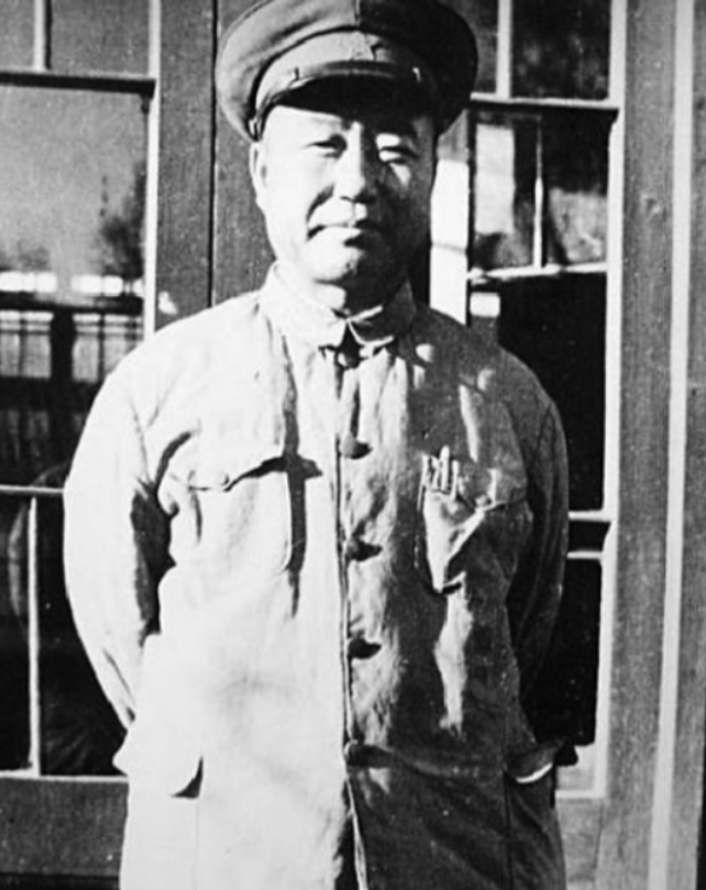1931年的一天，董其武晚上借宿百姓家，一进屋就看到一个女人坐在床上，羞涩的展示