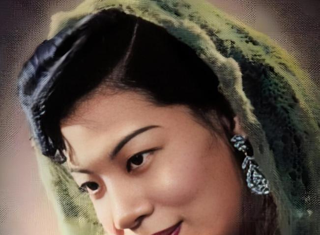 1950年，侯宝林将三位妻子叫到堂屋，四人坐下来商量留谁做“侯太太”，大太太和二