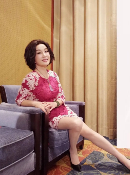 当初，刘晓庆的丈夫阿峰提出了离婚，刘晓庆听后大吃一惊：“你难道不爱我吗？”可阿峰