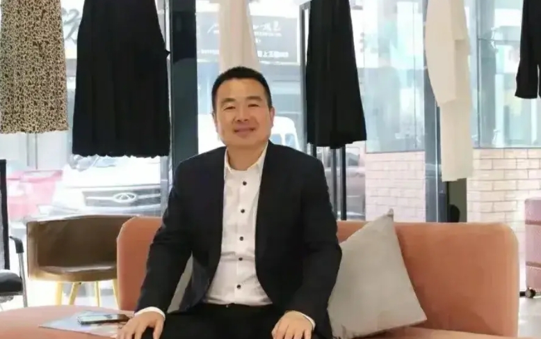 浙江绍兴金点子董事长毕光钧

除了是一名杰出的企业家外

还有另外一个身份，那就