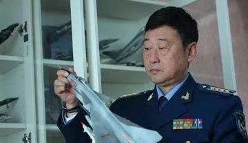1998年成都机场，40岁试飞员雷强，戴上头盔，大步流星爬上飞机准备起飞。谁料，