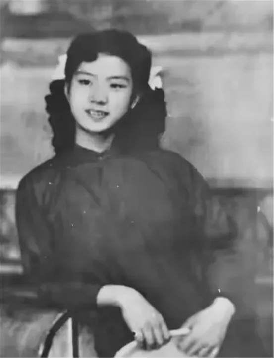 1949年，女战士刘惜芬不幸被捕，审讯时，特务头子毛森用刀划开她的衣服，轻蔑道：