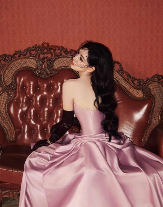 程潇红毯状态好美！紫色系的童话公主