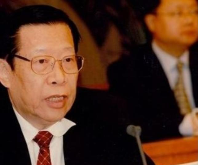 1993年，时任中央电视台台长的杨伟光，在没有上报的情况下，擅自做主在《新闻联播