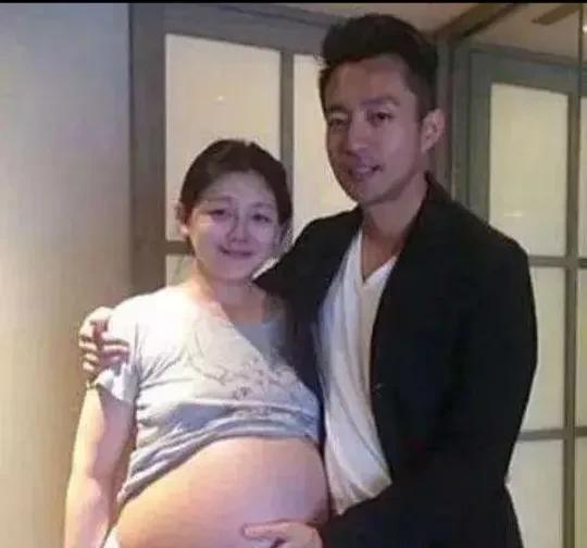 大s怀孕很低调她没有像其她明星一样，一怀孕就拍怀孕写真集，上杂志封面宣告怀孕了。