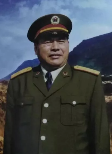 1986年，老山战场前线，大雨滂沱，61师师长刘登云站在指挥所门前若有所思，突然