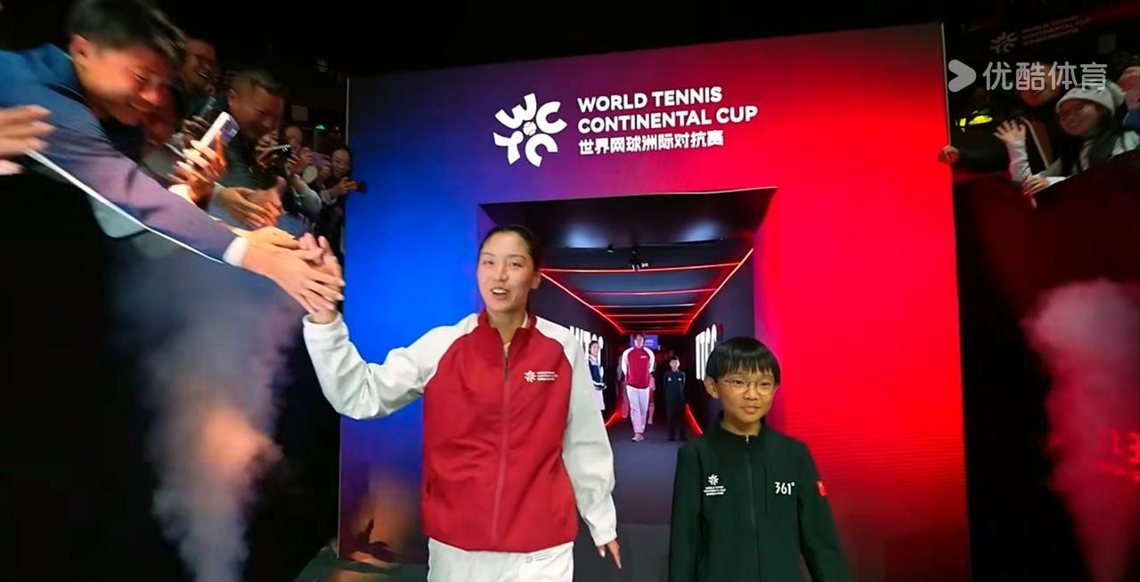 正在深圳进行的“世界网球洲际对抗赛”今天进入第二比赛日，在王欣瑜与斯瓦泰克的焦点