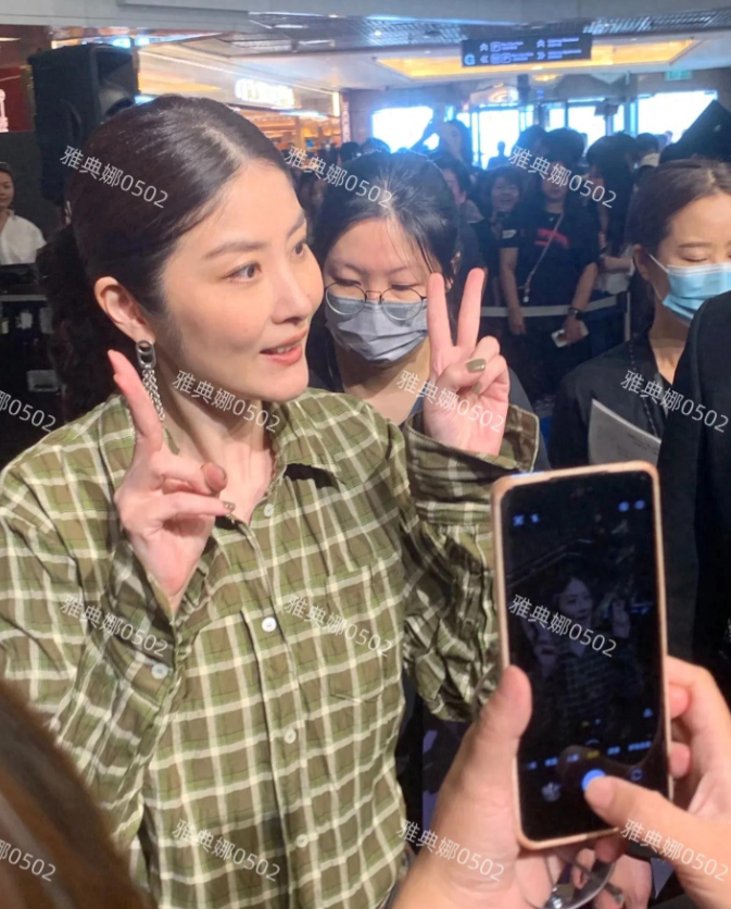 陈慧琳本人真的很像年轻时的林青霞，身材高挑浓眉大眼十分英气
