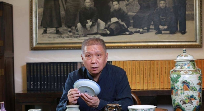2004年，马未都找人修复黄花梨凳子，修好后，师傅比了一个“1”，马未都随手给了