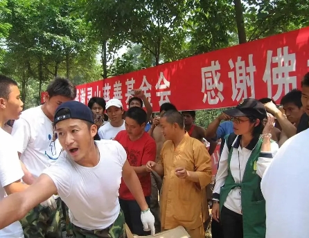 2008年汶川地震，吴京开着一辆皮卡去什邡救灾，被一位军人拦住，皱着眉头问他:“