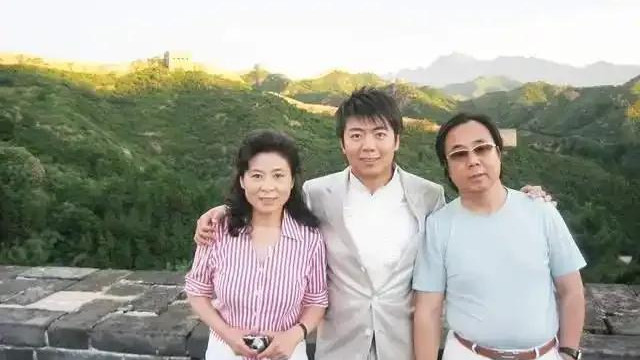 郎朗美国演出，吉娜带公婆陪同，74岁郎爸一身名牌，比儿子还神气