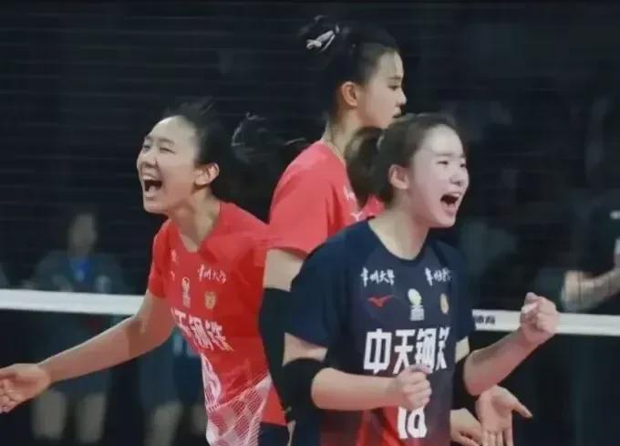 今晚的全运会女排预选赛收官之战，江苏女排已锁定晋级，施教练遂采纳建议，启用全替补
