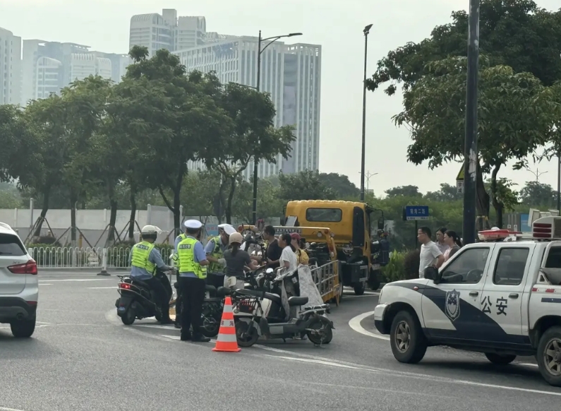 珠海全面禁摩，今早上班途中偶遇交警查摩托车！

珠海是旅游城市，2025年珠海香