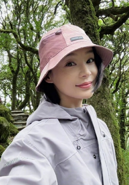 袁姗姗登山被蚂蝗爬小腿，真的是很有悬疑的氛围啊，要注意安全啊。
