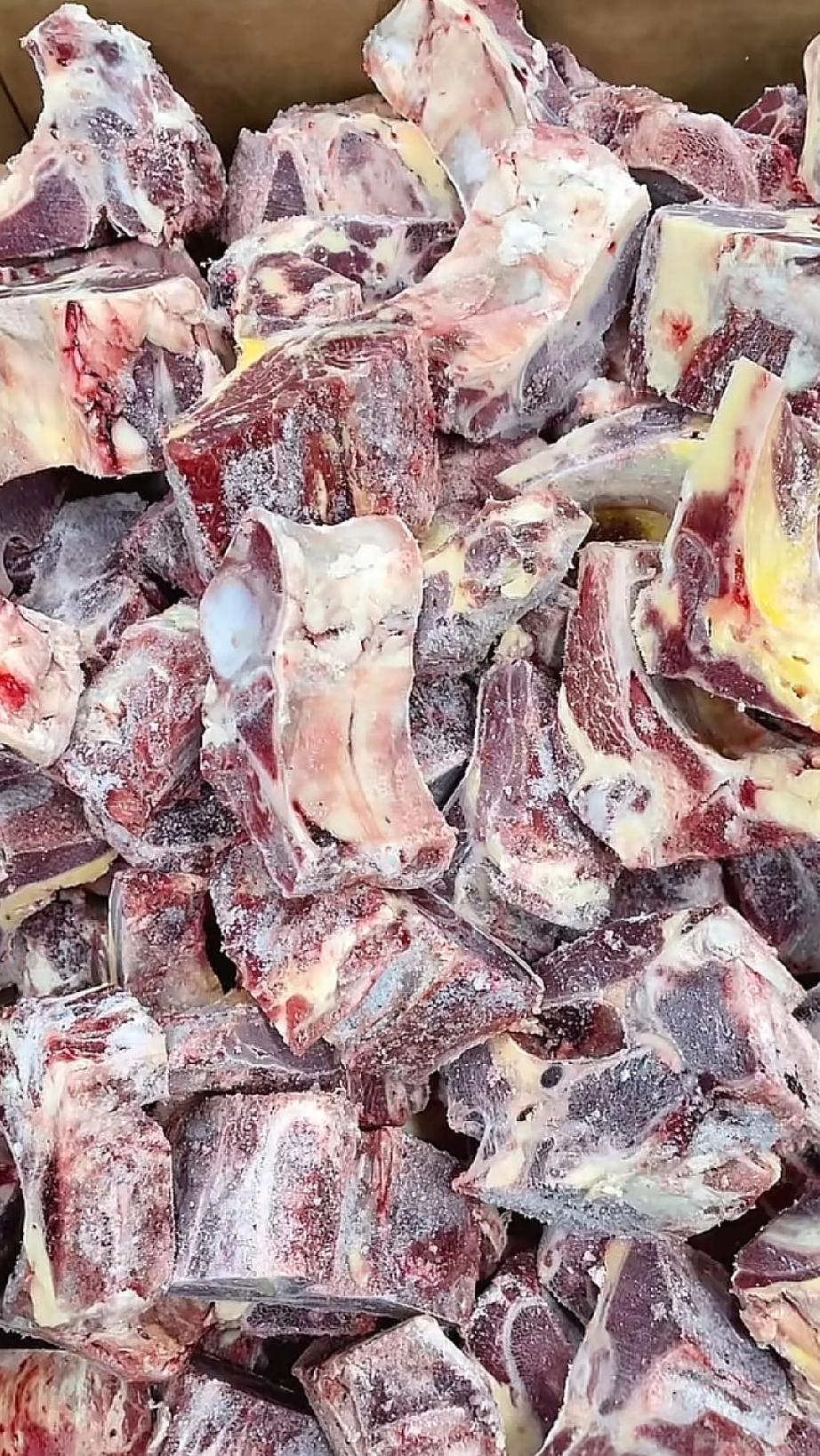 上次回老家打包了一份牛骨头，大份的是200一份，几块骨头也没什么肉，送你一包素菜