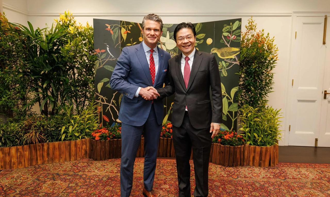 新加坡总理黄循财和美国防部长皮特·海格塞斯合照。
海格塞斯将在明天（31日）的香