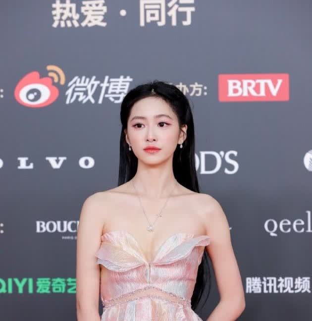 现在的消息是《赴山海》女二要换脸
找了欢瑞的杨肸子，颜值和演技都不差，不过当初