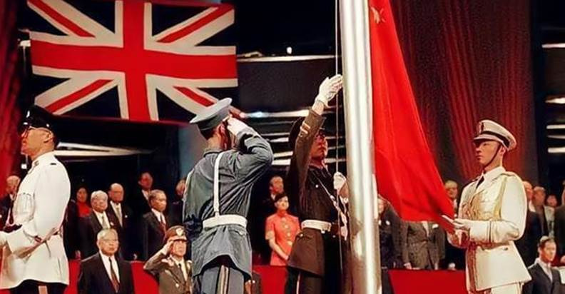 香港回归真空十二秒发生了啥











1997年香港回归，升旗仪式上