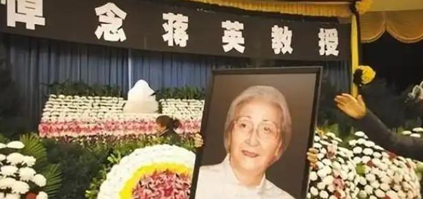 2012年，蒋英在北京逝世，人们为她举行了隆重的葬礼，她的遗体上覆盖着鲜红的党旗