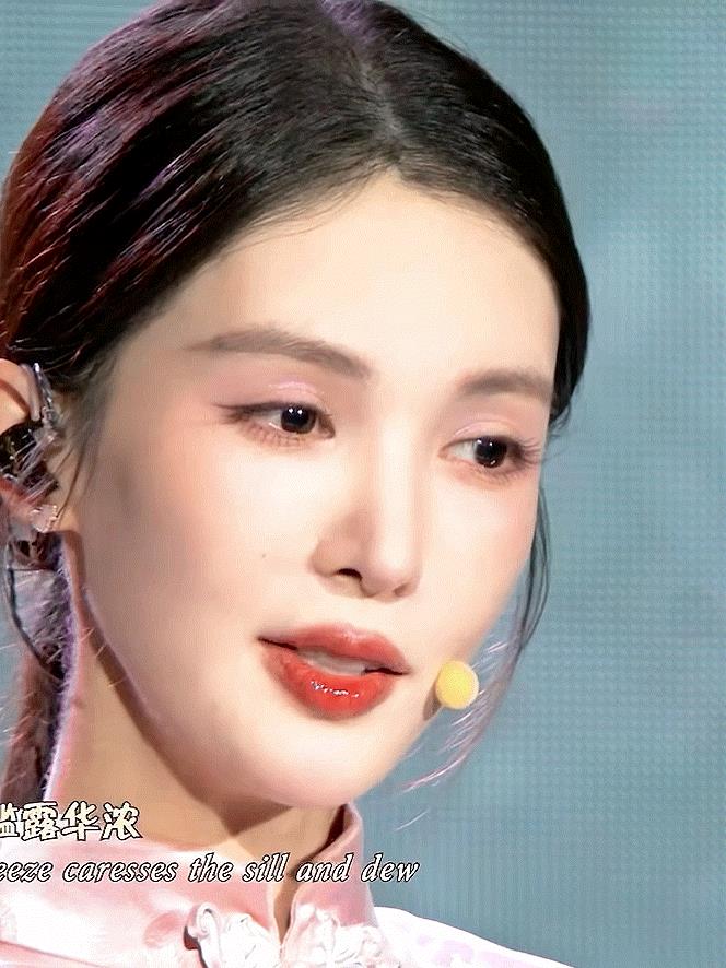 央视镜头下的金晨，她真的好上镜啊！
每一次央视镜头下的她都绝美，不过她的鼻子似乎