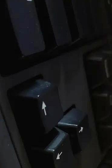 汽车里的AC键，很多人都以为只是用来制冷的，其实它的作用可不止于此。

它能