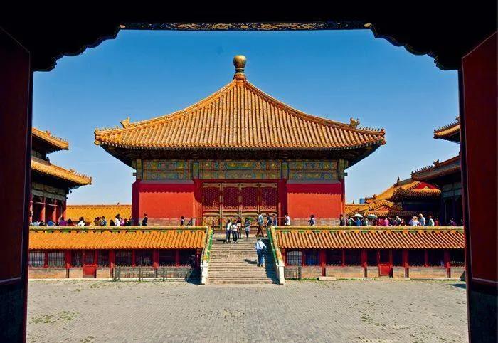 交泰殿位于乾清宫和坤宁宫中间，是一座小巧的方形建筑，覆黄琉璃瓦，正中为鎏金宝顶。