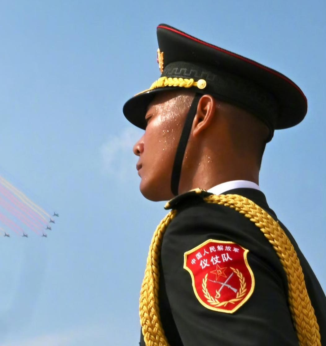 被这两张图片震撼到，清晰到每一滴汗珠和洁白的牙齿，这两张照片拍摄角度和细节完胜。