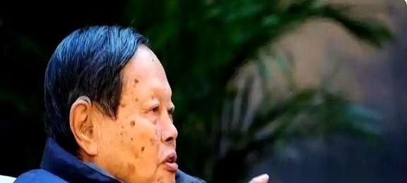 这才是真正的民族脊梁。杨振宁办公室的保险柜，打开，里面不是什么机密文件，是四百万