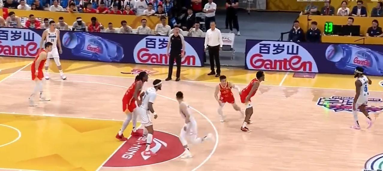 第二节纯纯瞎吹~
广厦犯规不吹，狂吹北京犯规啊，这裁判也太黑了吧，就连郭艾伦都说