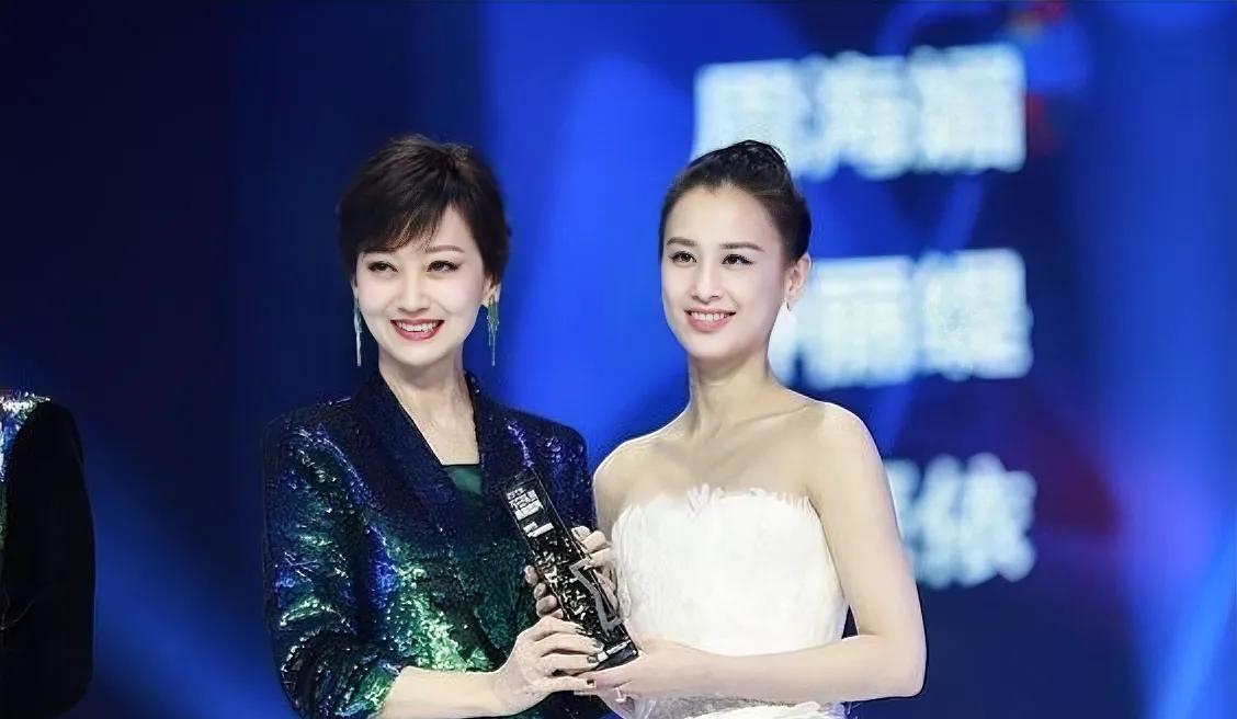 近日，72岁的赵雅芝与42岁的黄圣依竟然同台竞技，一起参加了马拉松比赛！两代“白