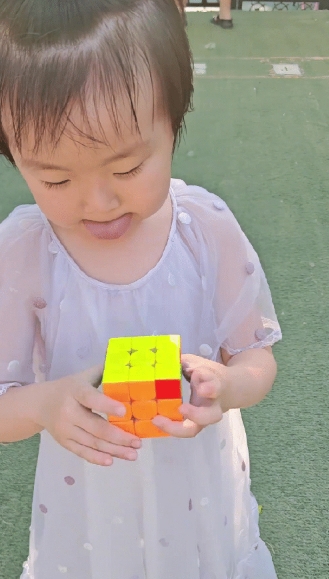 又一个小孩姐“火”到了人民日报！

这个小孩姐今年才4岁，但做出的事情却让人刮目